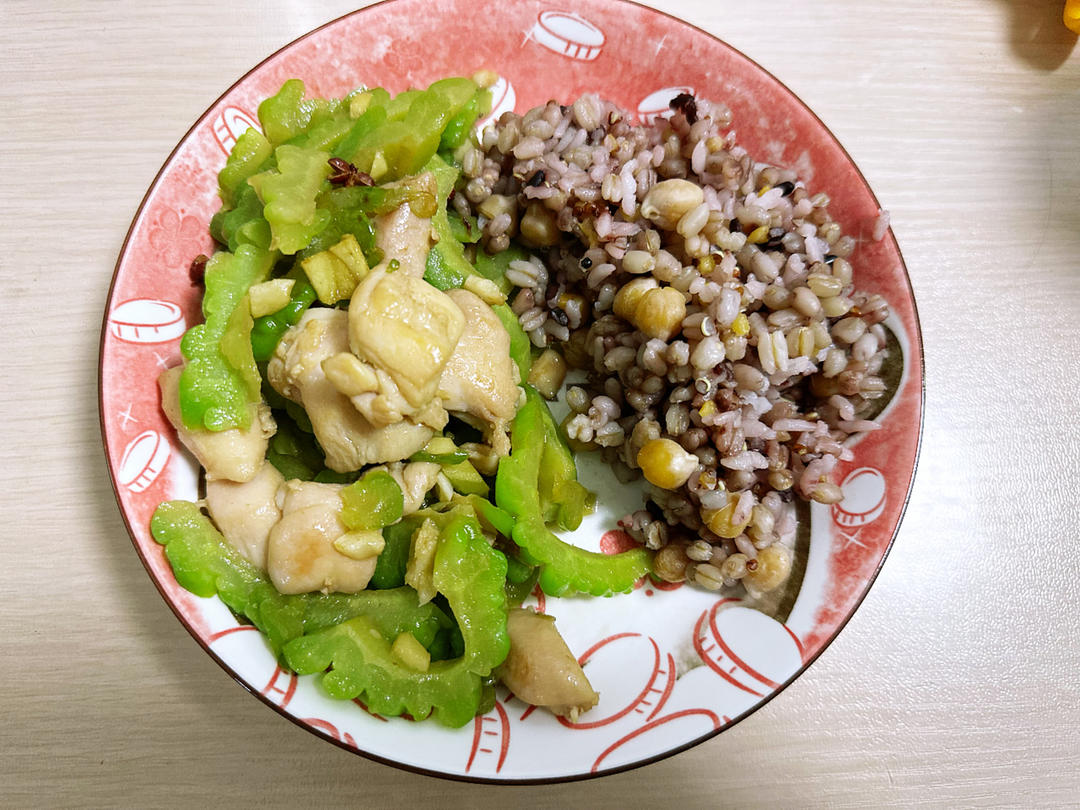 苦瓜炒鸡腿肉