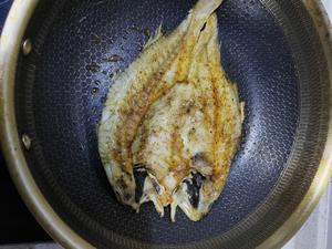 香煎黄花鱼的做法 步骤7