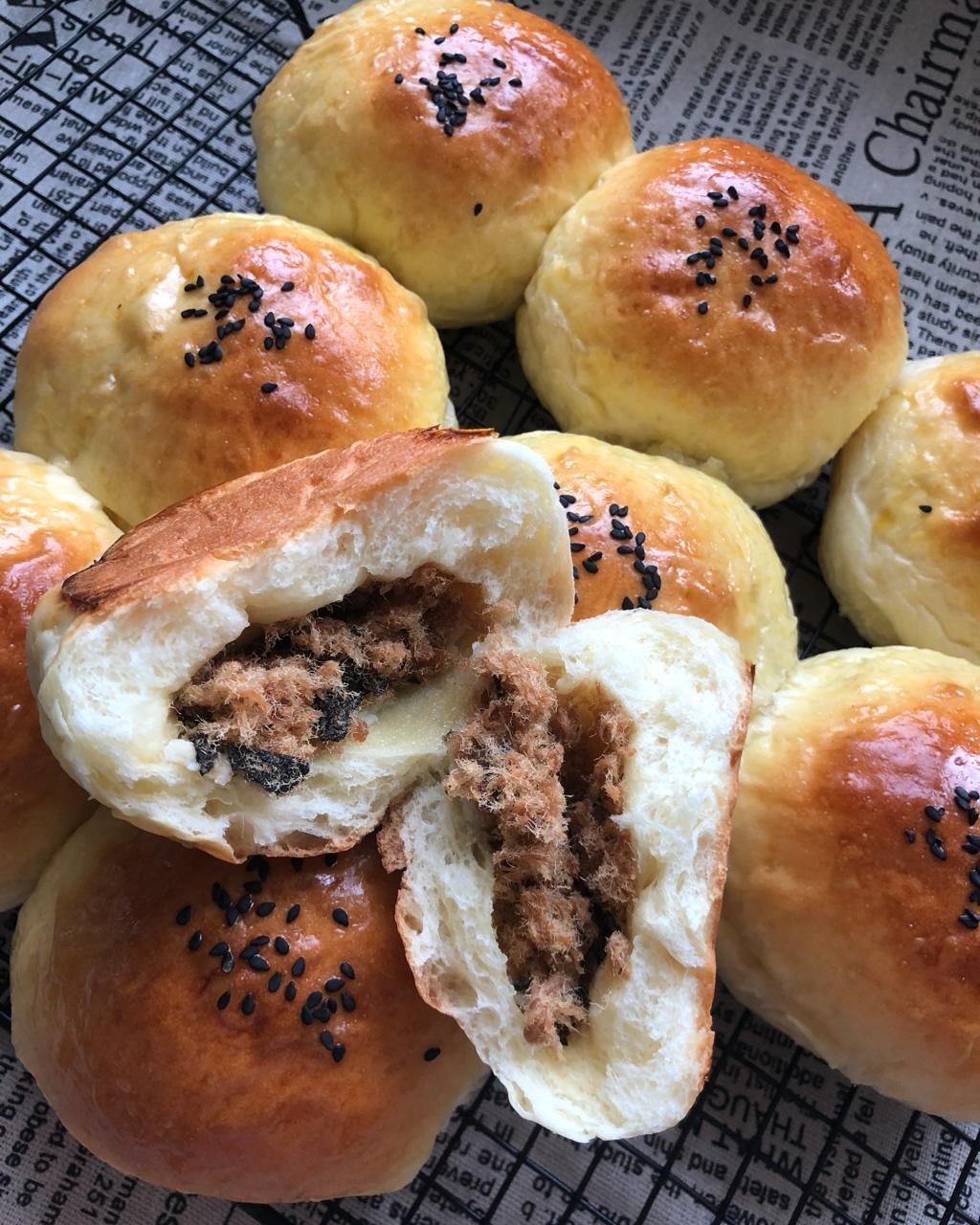 如棉花般松软的海苔肉松面包