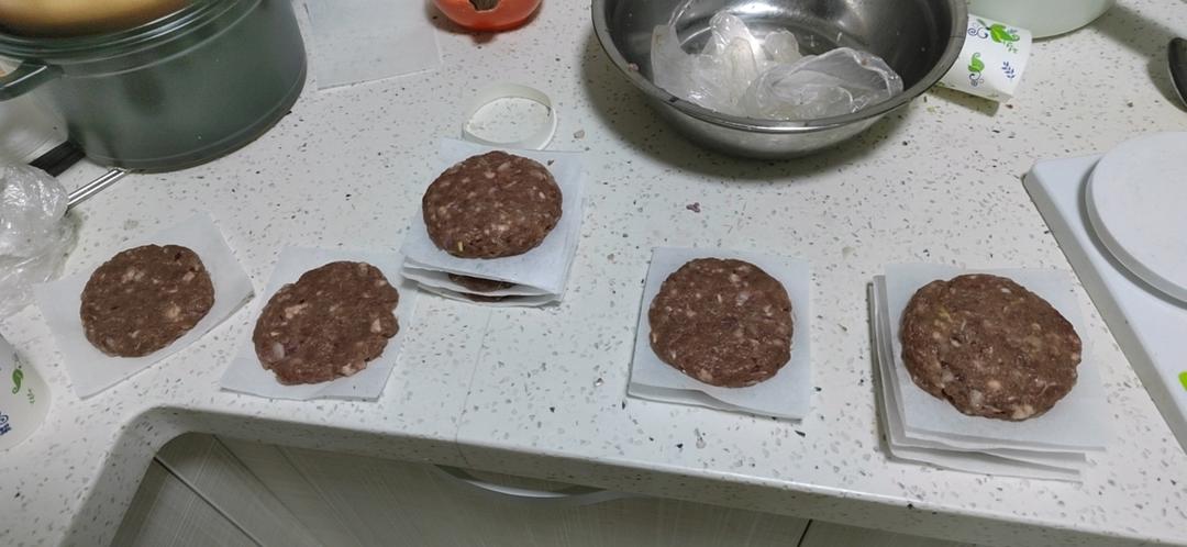 爆汁的牛肉汉堡肉饼