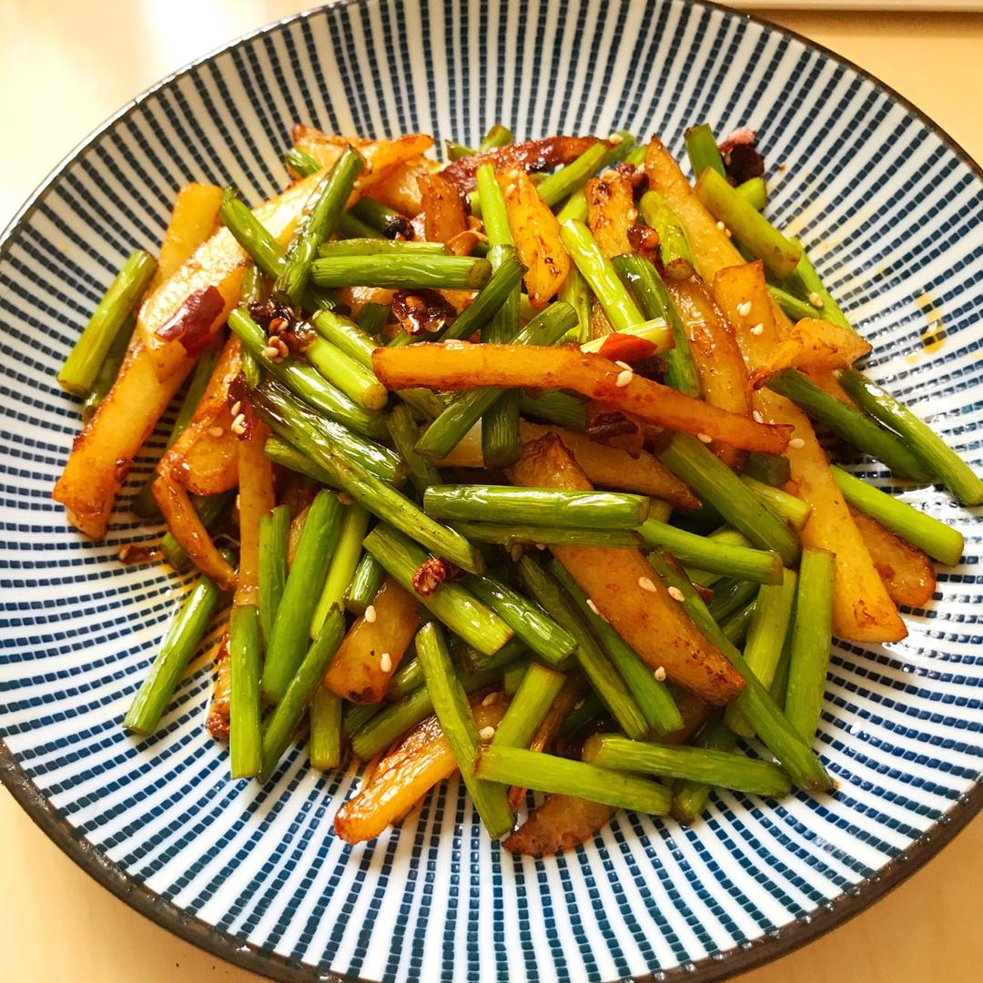 好囡儿志在厨房做的蒜薹炒土豆条