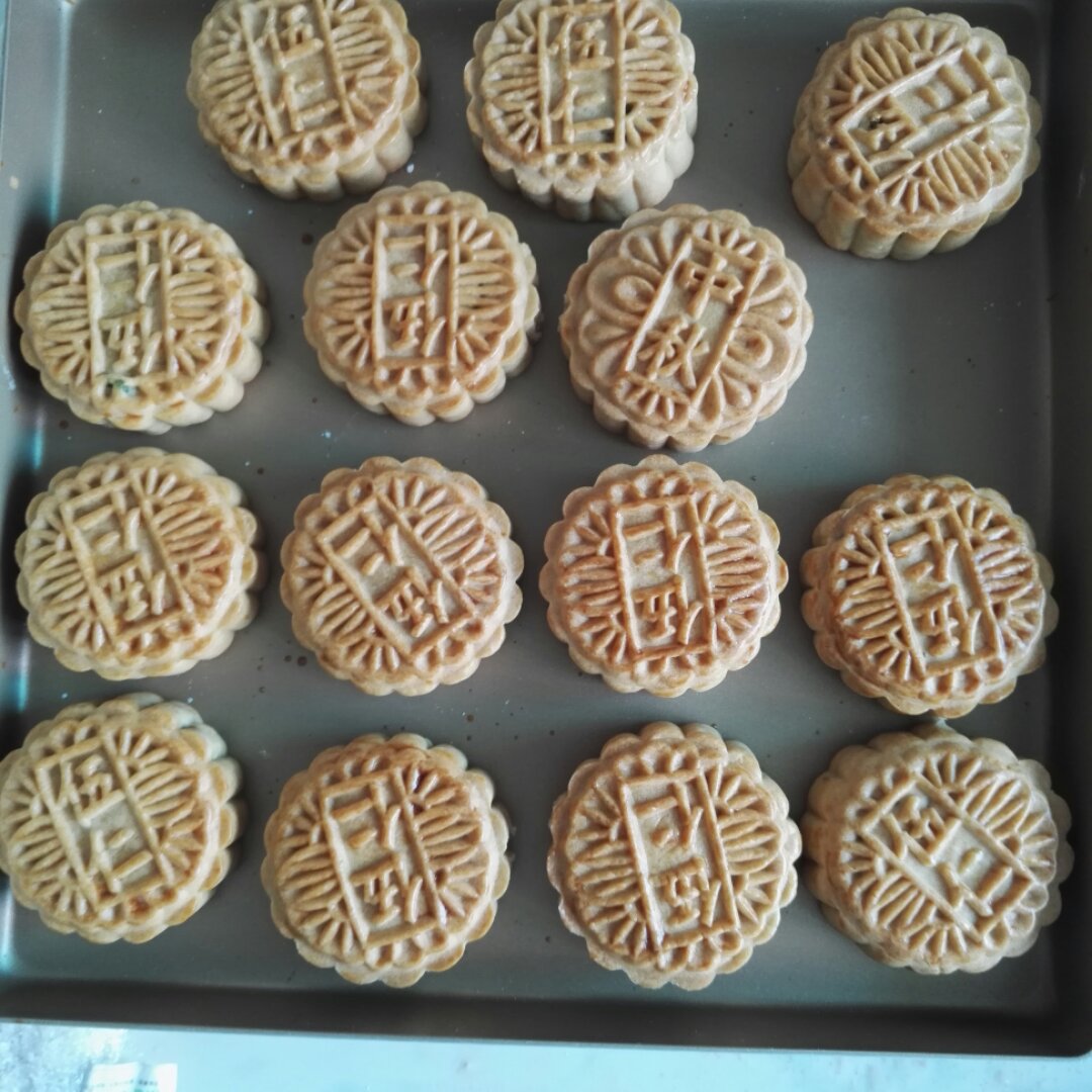 广式月饼—蛋黄芝麻月饼