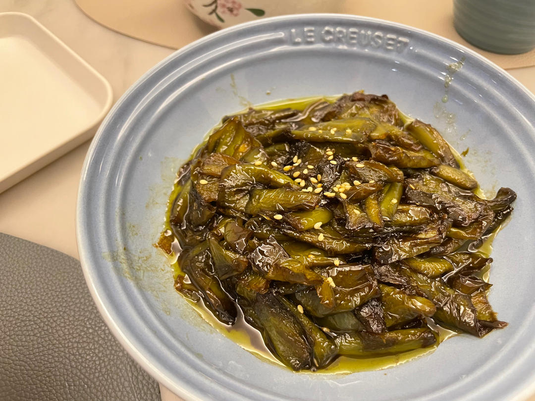 百吃不厌的糖醋虎皮青椒，有丰富的维C、膳食纤维，多吃益善