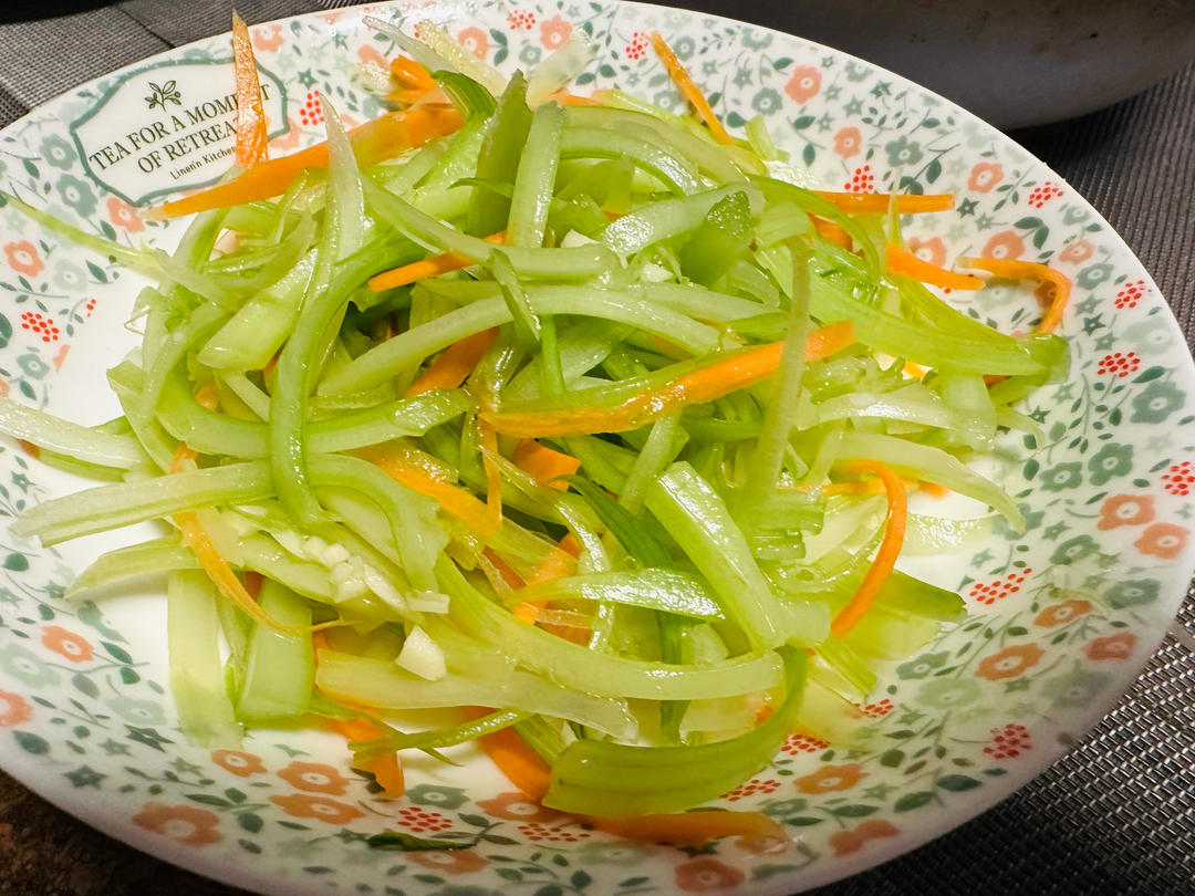凉拌西芹丝——过节清肠减脂菜
