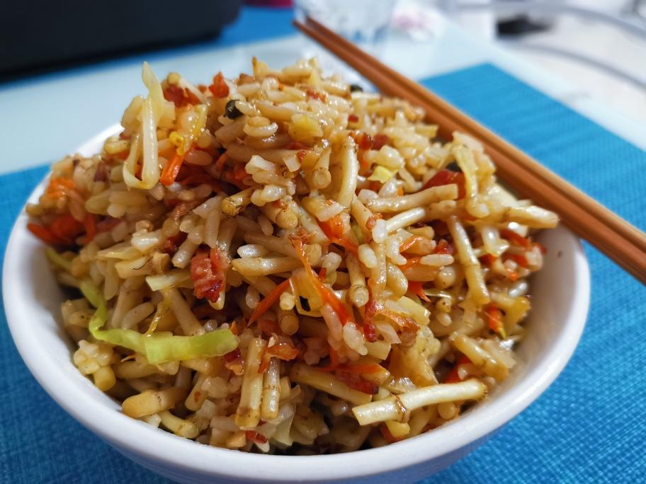 鱼腥草腊肠炒饭的做法