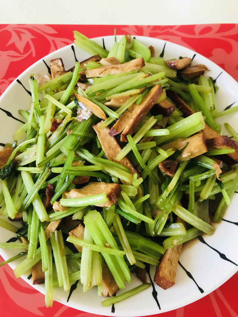 入味爆香的芹菜炒香干