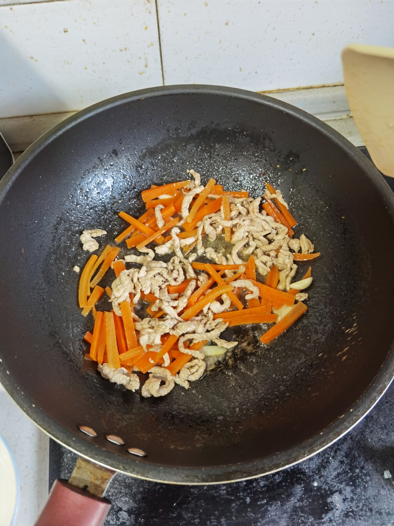 豆芽金针菇胡萝卜青椒炒肉丝盖饭的做法 步骤5