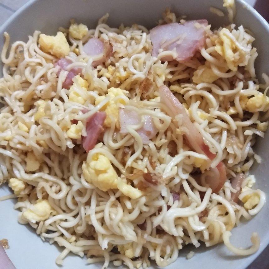 火腿鸡蛋炒面
