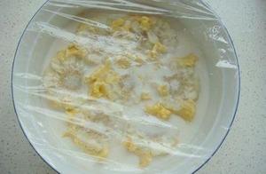 微波牛奶浸玉米的做法 步骤2
