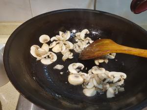 蘑菇鲜蚕豆的做法 步骤5