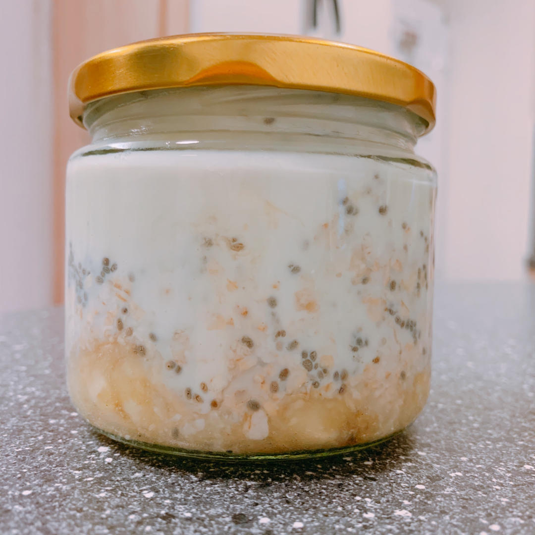 【健康营养早餐】不用煮的燕麦奇亚籽香蕉酸奶昔