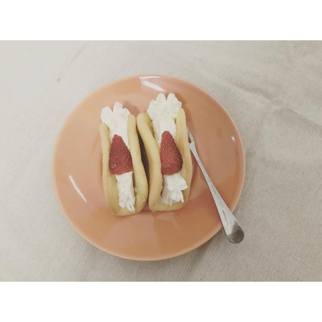 韩国最热门的甜品店Le Bread Lab的草莓蛋糕卷