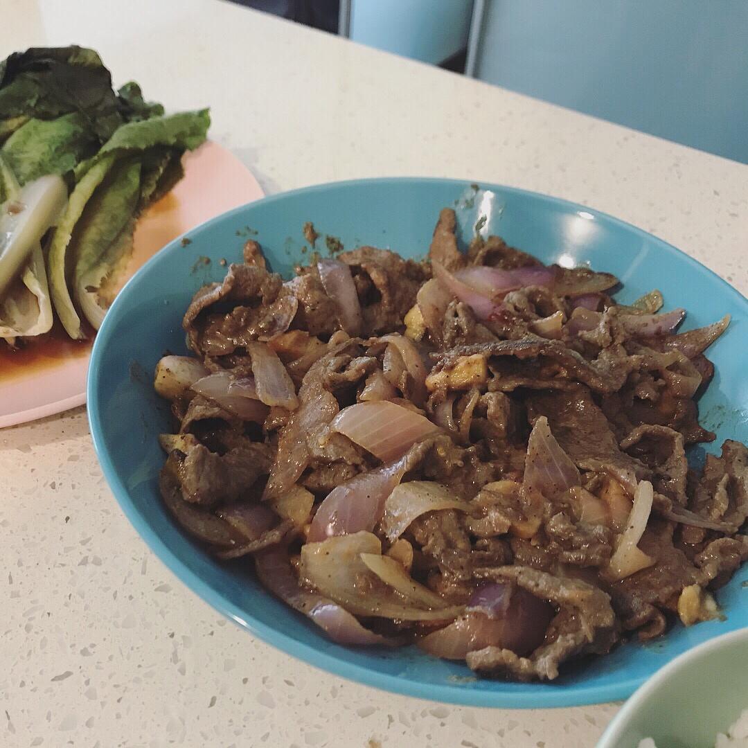 孜然洋葱炒牛肉粒