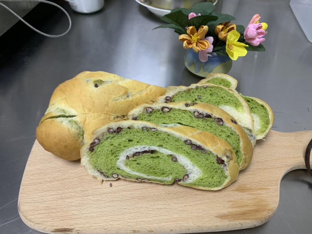 抹茶双色哈斯面包，红豆欧包