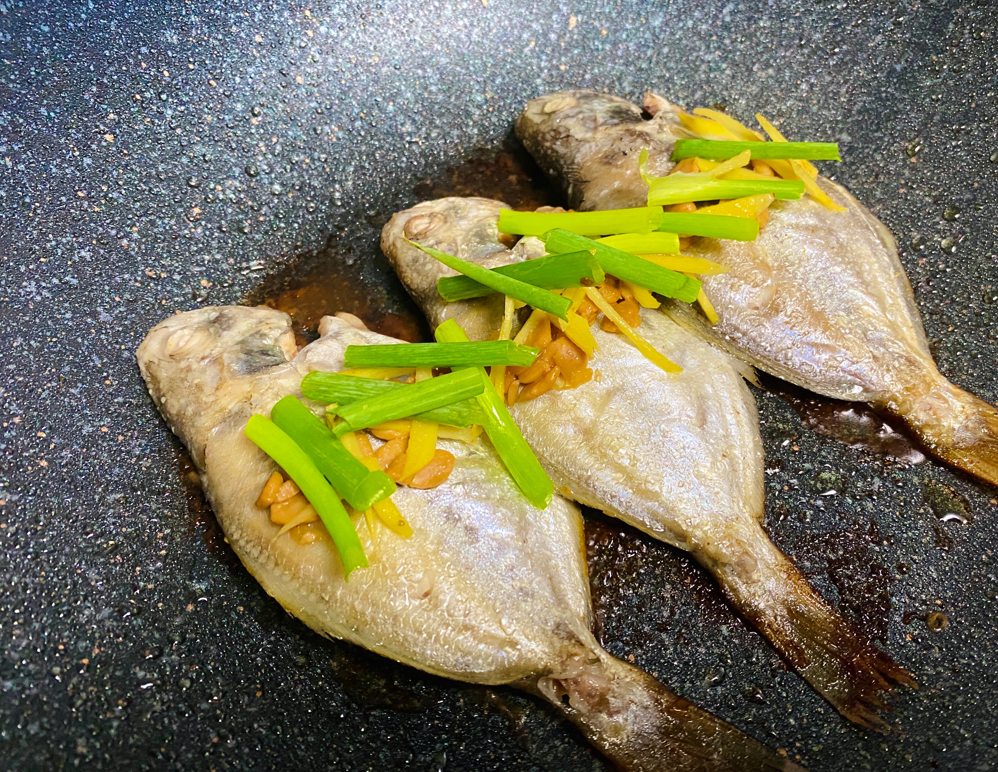 黄豆酱焗南鲳鱼的做法