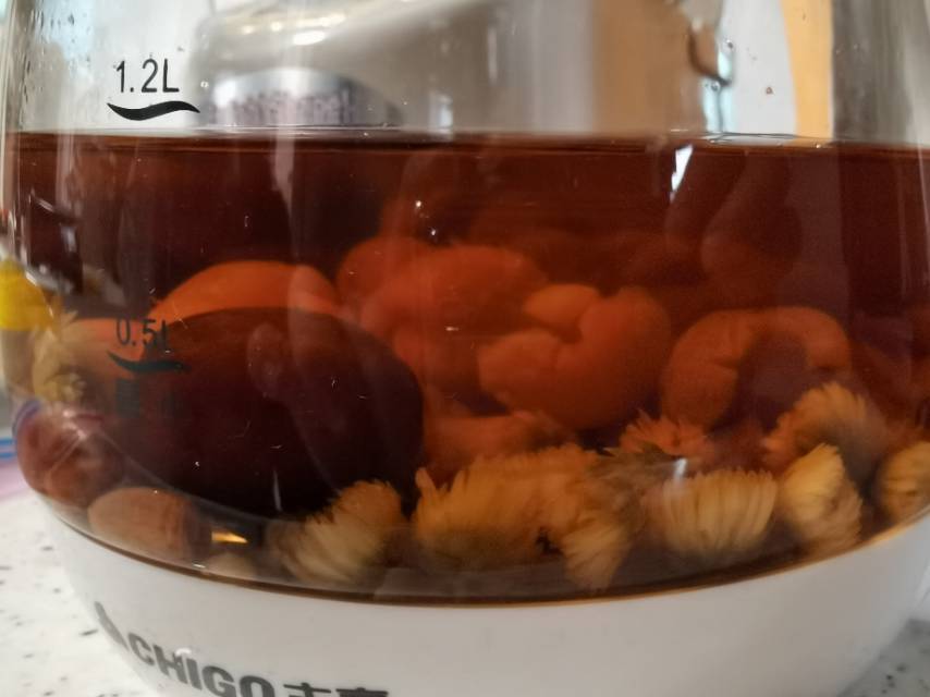 清肝明目，清热解毒的《红枣杞子菊花莲子茶》