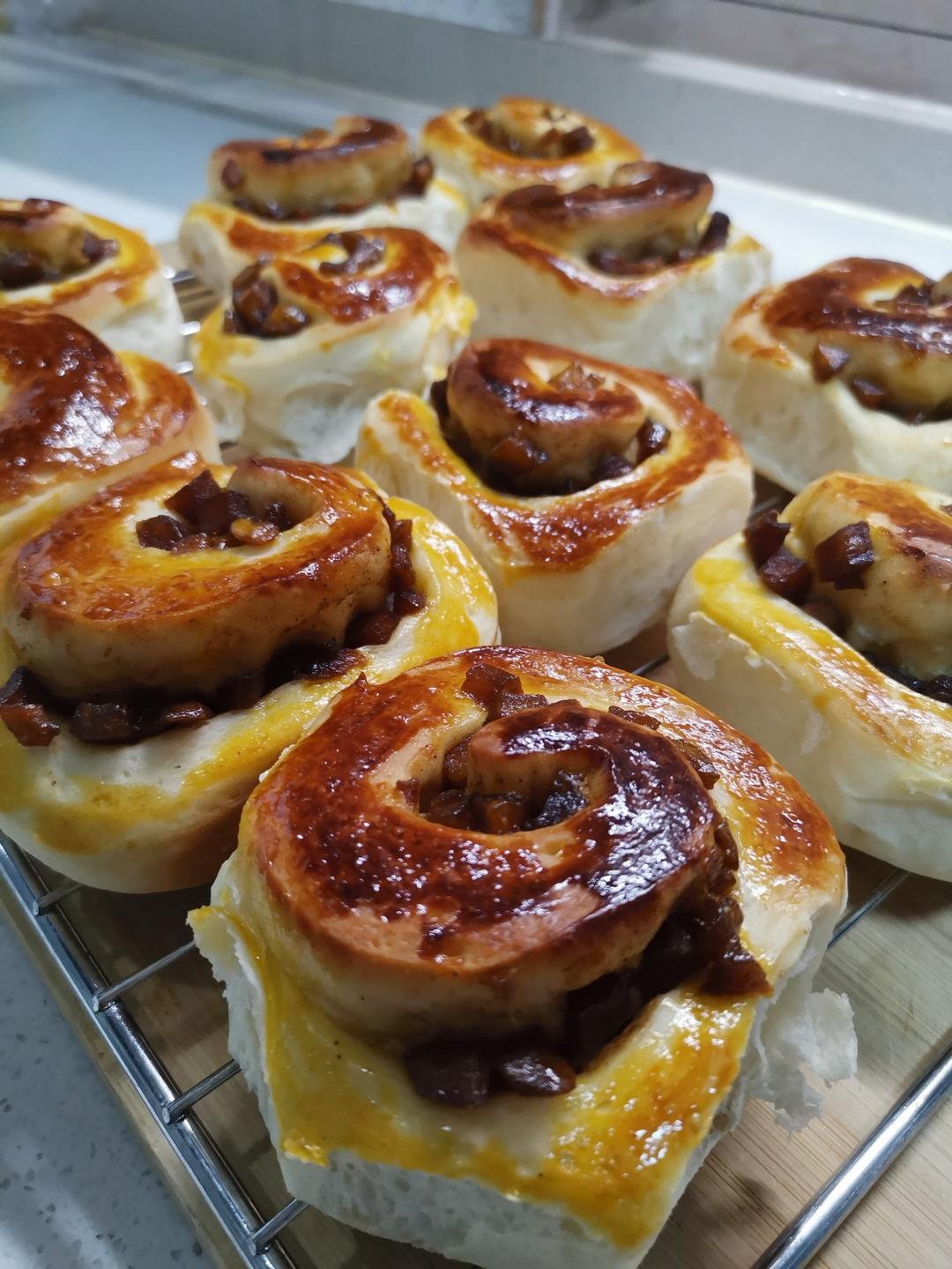 寒冷的冬天，来个「焦糖苹果肉桂卷」吧！