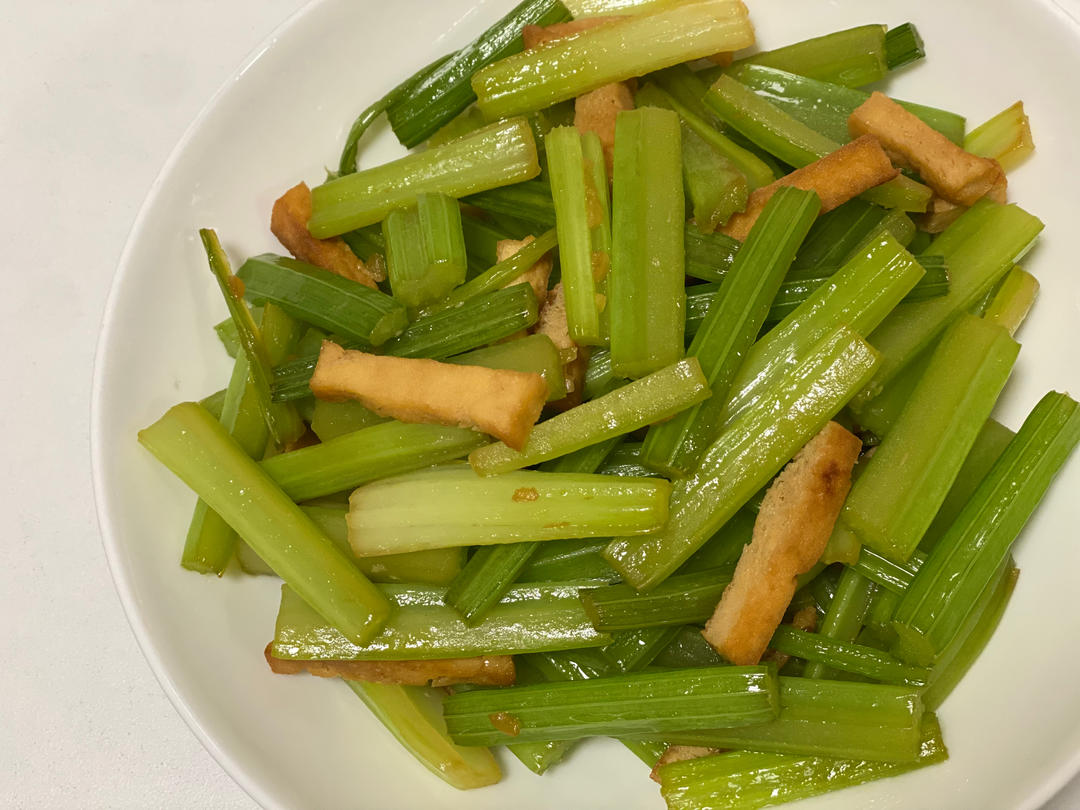 午餐晚餐简单快手下饭菜芹菜炒香干