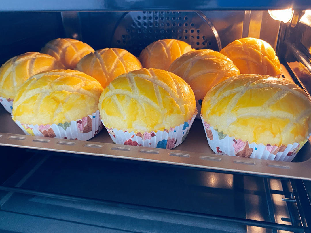 好吃到炸裂的港式菠萝包（附带制作酥皮的小视频）