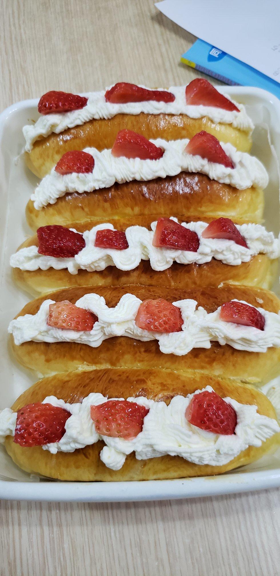 颜值奶油草莓甜心小面包