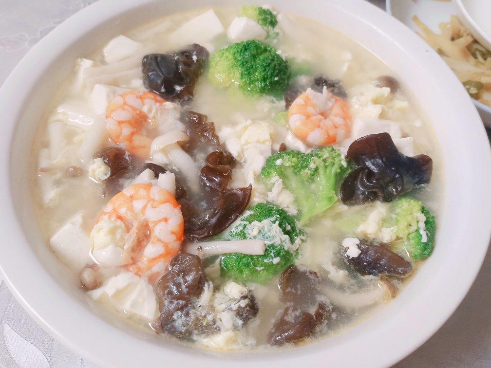 豆腐鲜虾菇菌汤