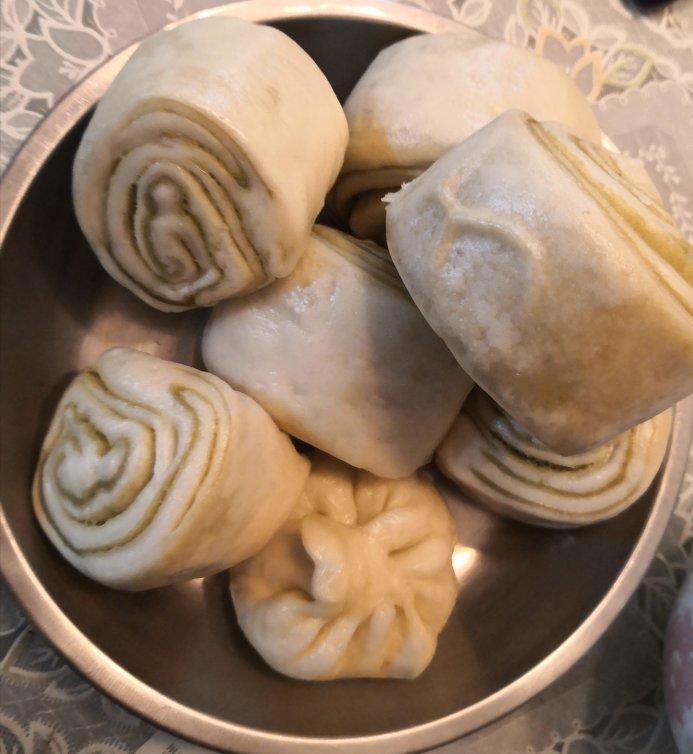 面粉再蒸馒头就落伍了，卷一卷，我家丫头一次吃两块