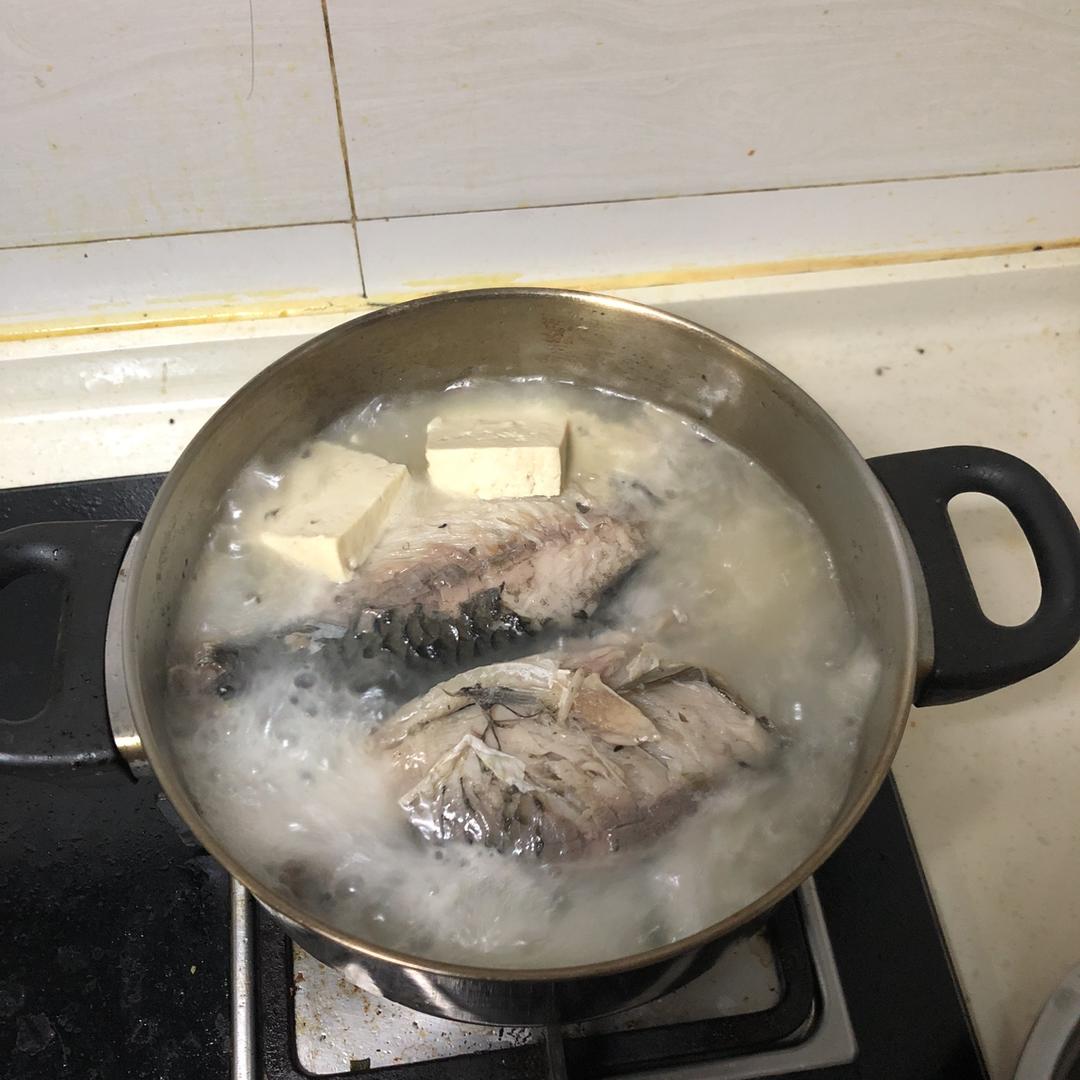 鲫鱼豆腐汤