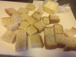 宝宝辅食：蜜桃蛋奶面包布丁的做法 步骤2