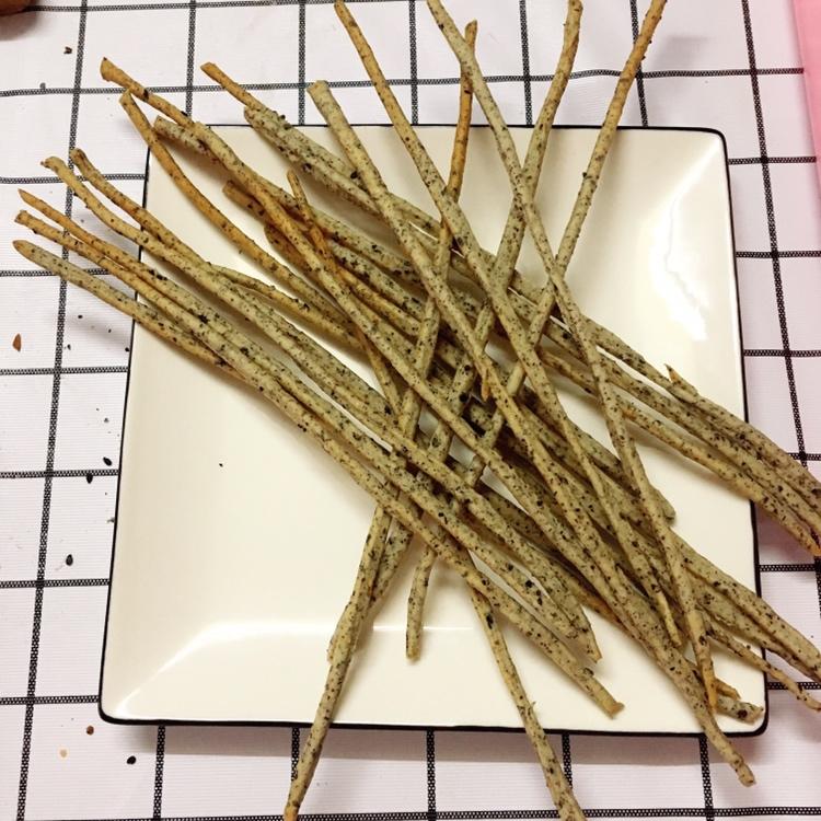 咸香的，酥酥的，吃起来停不了的黑芝麻饼干条