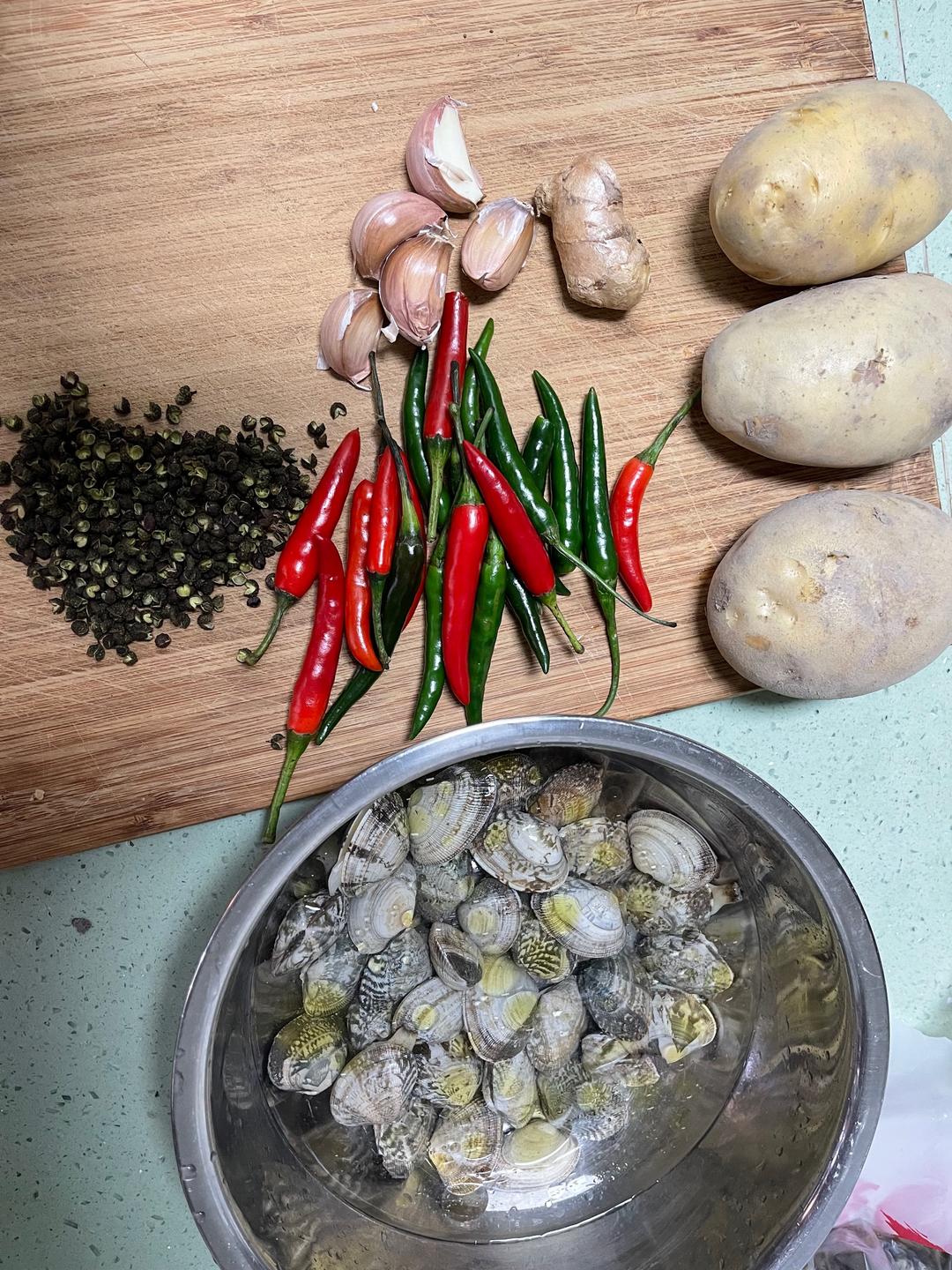 花蛤土豆片-洋芋片（夏天大排档必点）的做法 步骤1