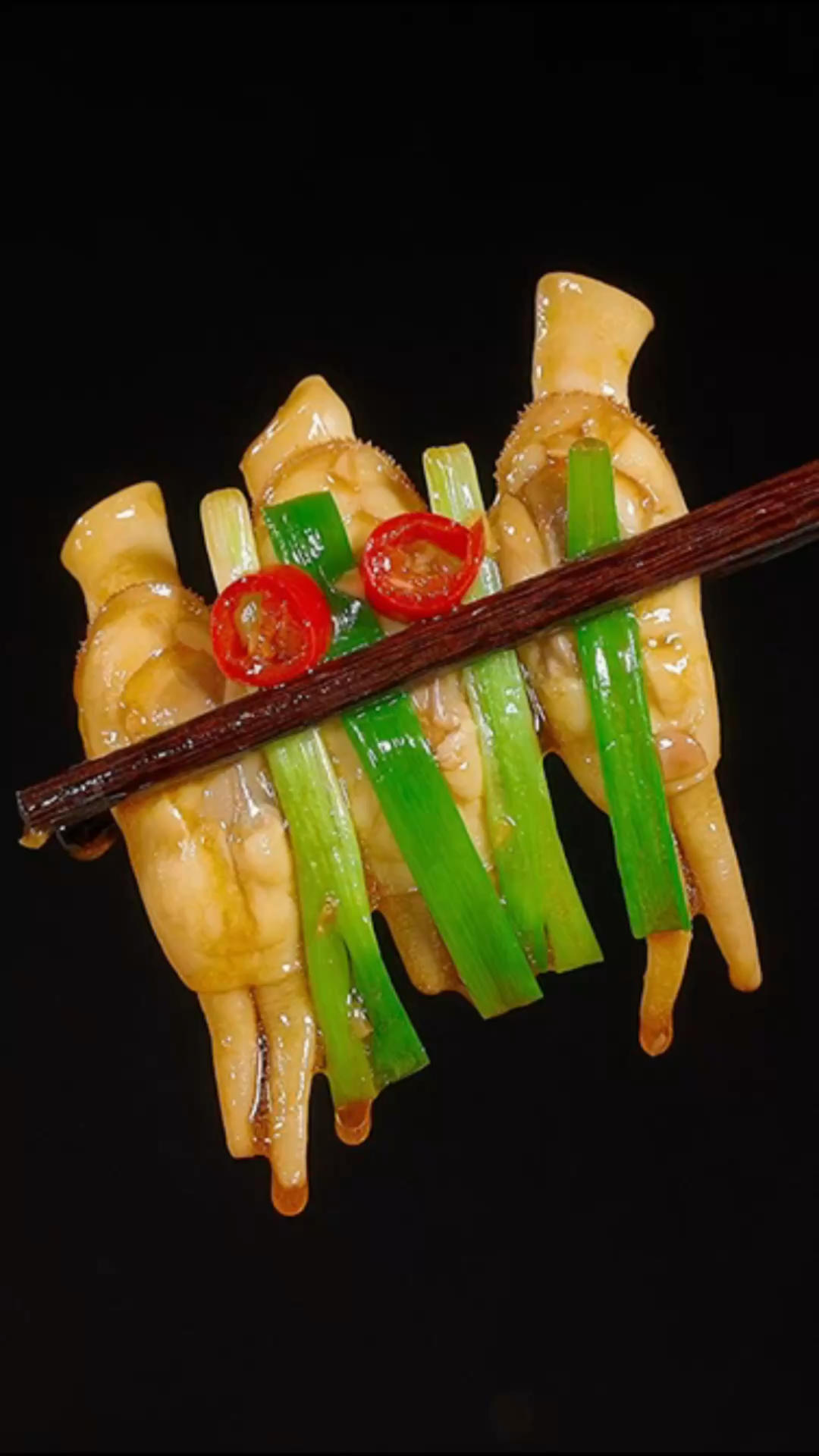 你一定要记住啊，这样炒出来的蛏子肉，它是真的好吃，真的下饭，强烈推荐你像我这样炒一盘试试哦