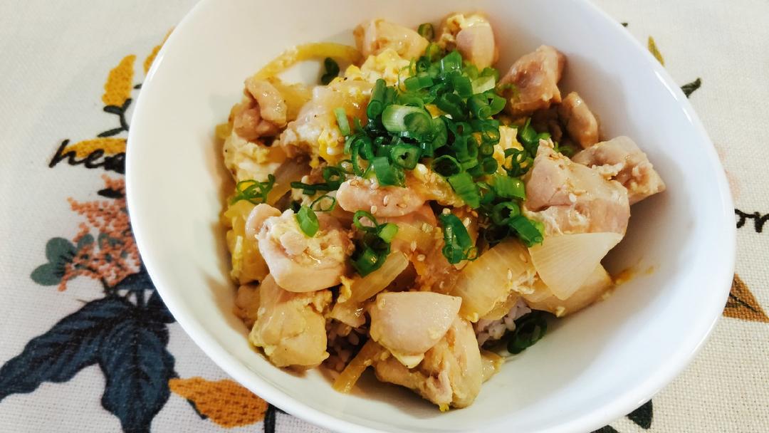 亲子/親子丼（中文官网译法：鸡肉鸡蛋盖饭）一人份