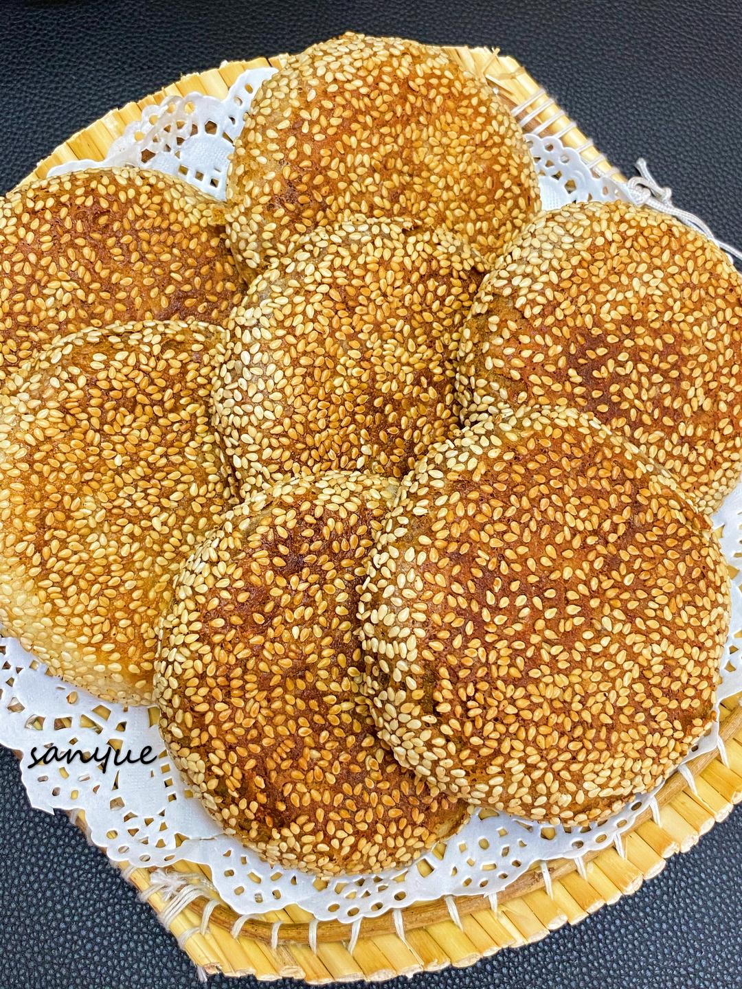 老北京麻酱烧饼 表皮酥脆 内里层多咸香型 吃一口停不下来 附细节视频详解的做法