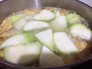 鸡蛋丝瓜汤（把丝瓜煮得翠绿当然很简单）的做法 步骤7