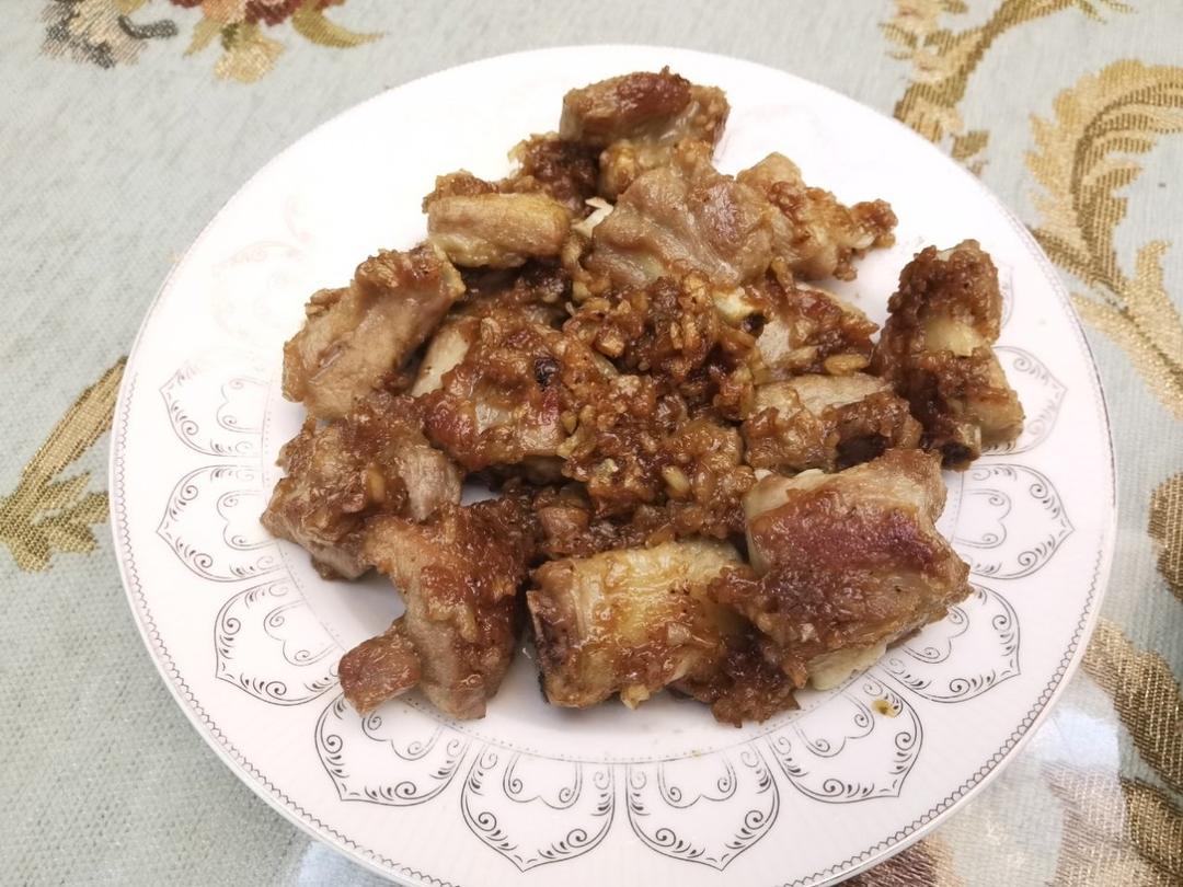 我家排骨从不红烧，加一些大蒜，出锅香喷喷，孩子吃完舔手指