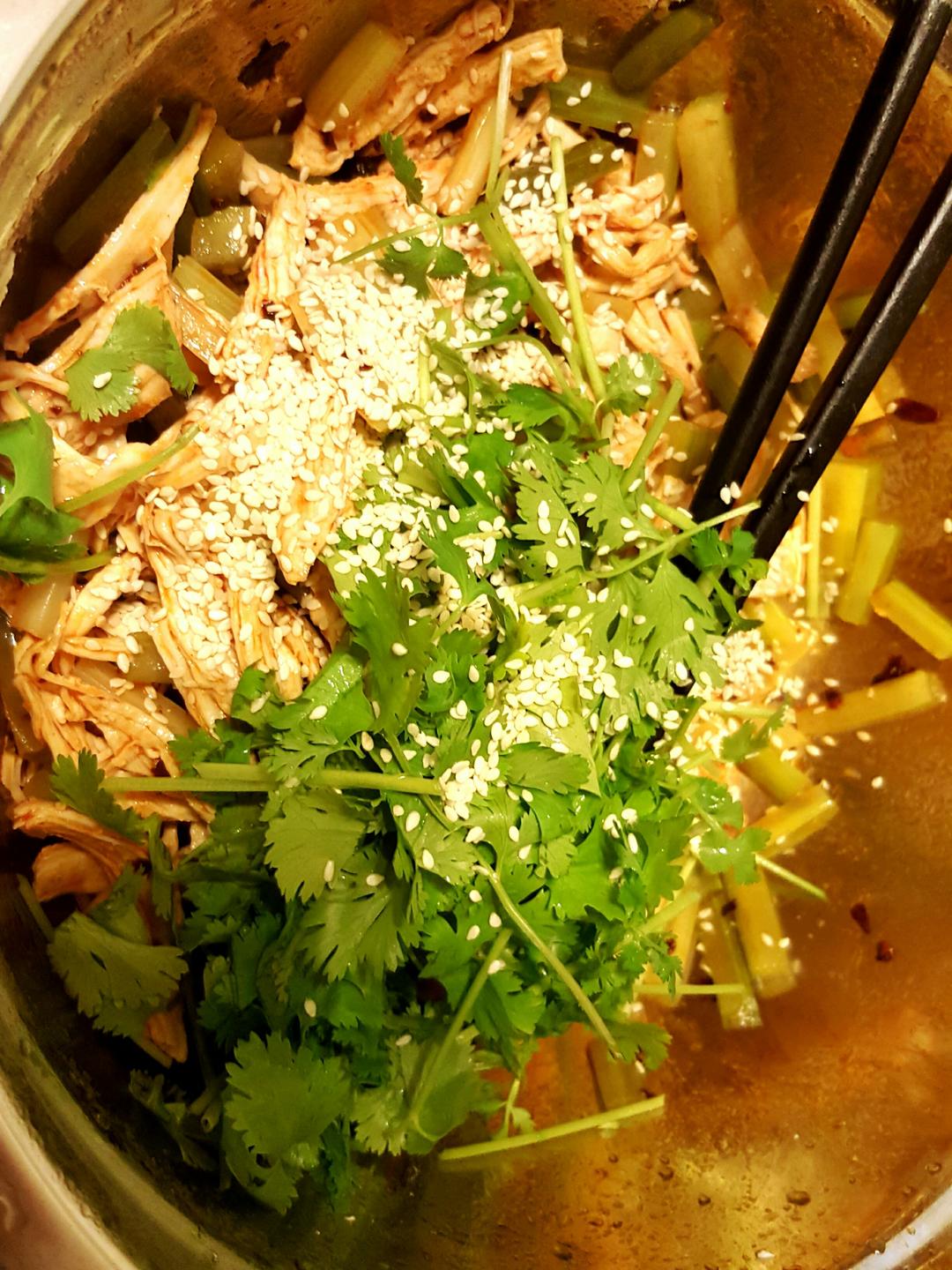 香芹凉拌手撕鸡胸肉 低卡减肥方便快捷~