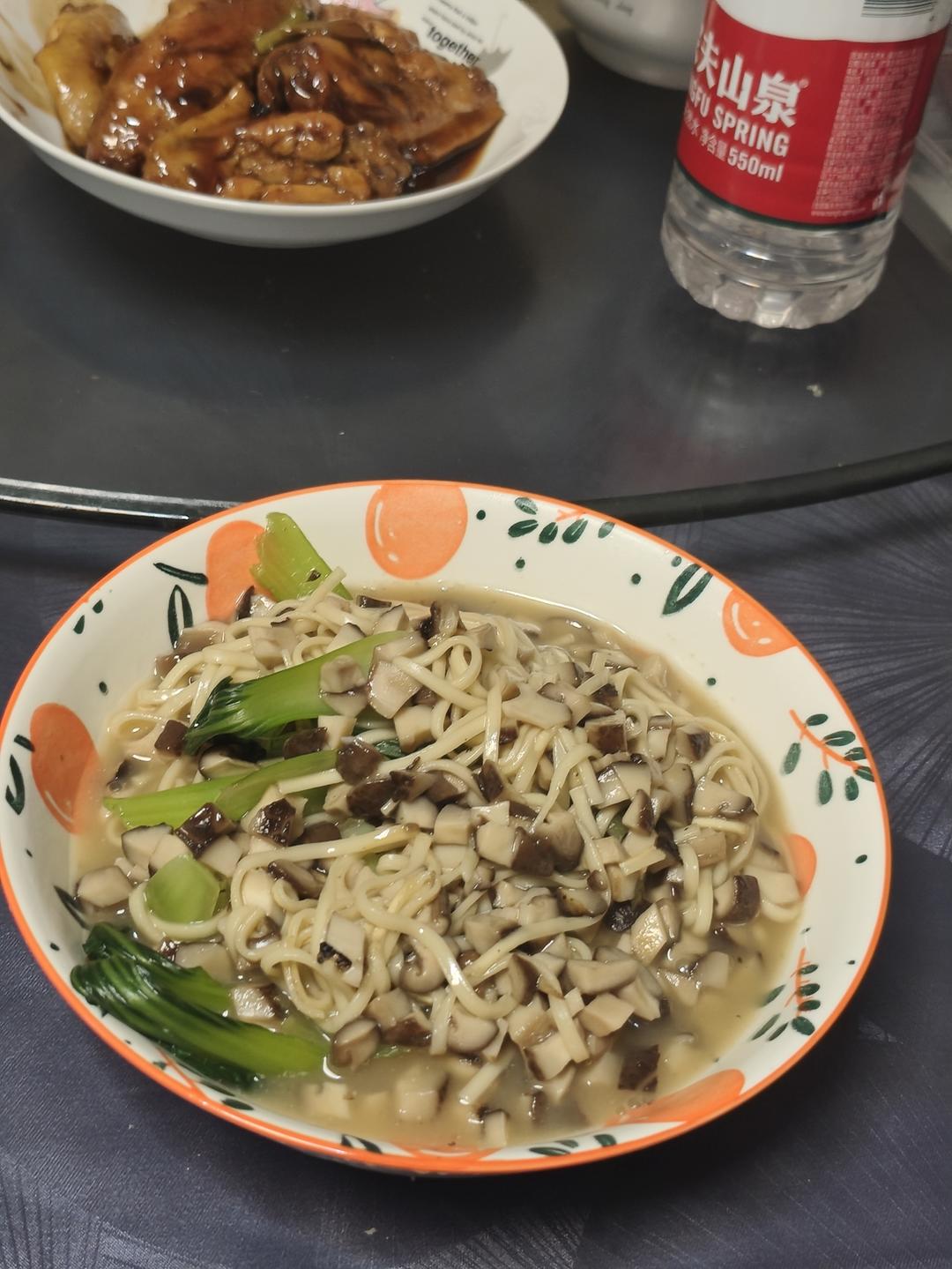 菌汤面条 看得见的香菇 尝得到的鲜美 这才是真正的菌汤