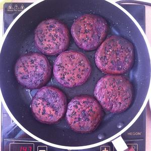 香煎黑芝麻紫薯饼的做法 步骤8