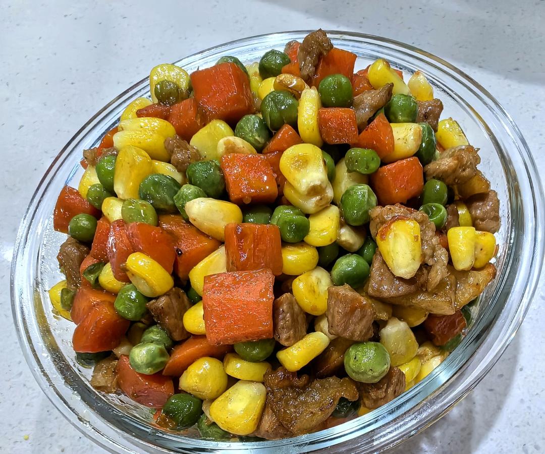 炒四丁（肉丁、豌豆、胡萝卜丁、玉米粒）