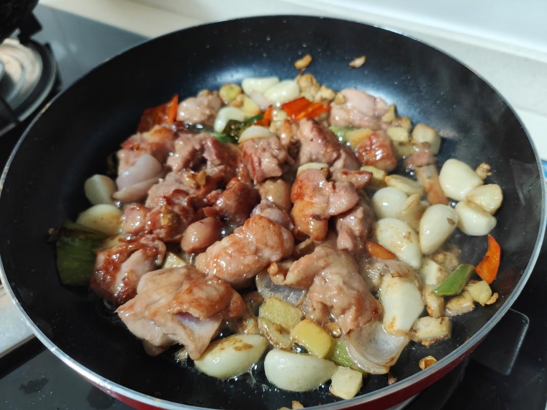 香味十足的沙姜鸡煲