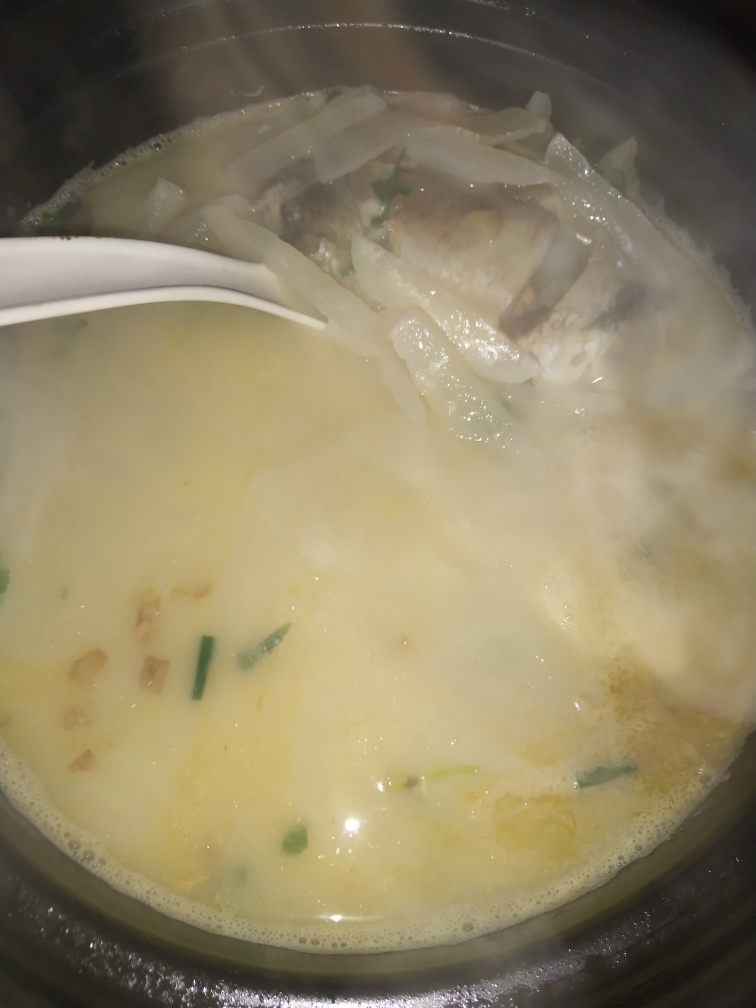 砂锅鲫鱼萝卜汤的做法