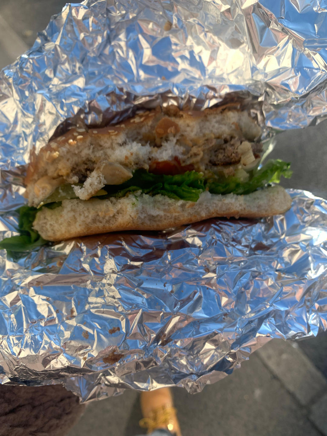 正宗的麦当劳双吉牛肉汉堡