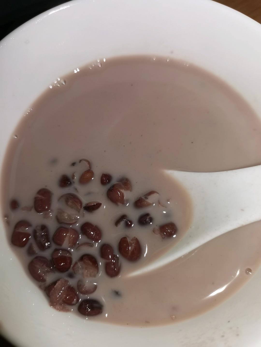 养颜补血的红豆牛奶羹