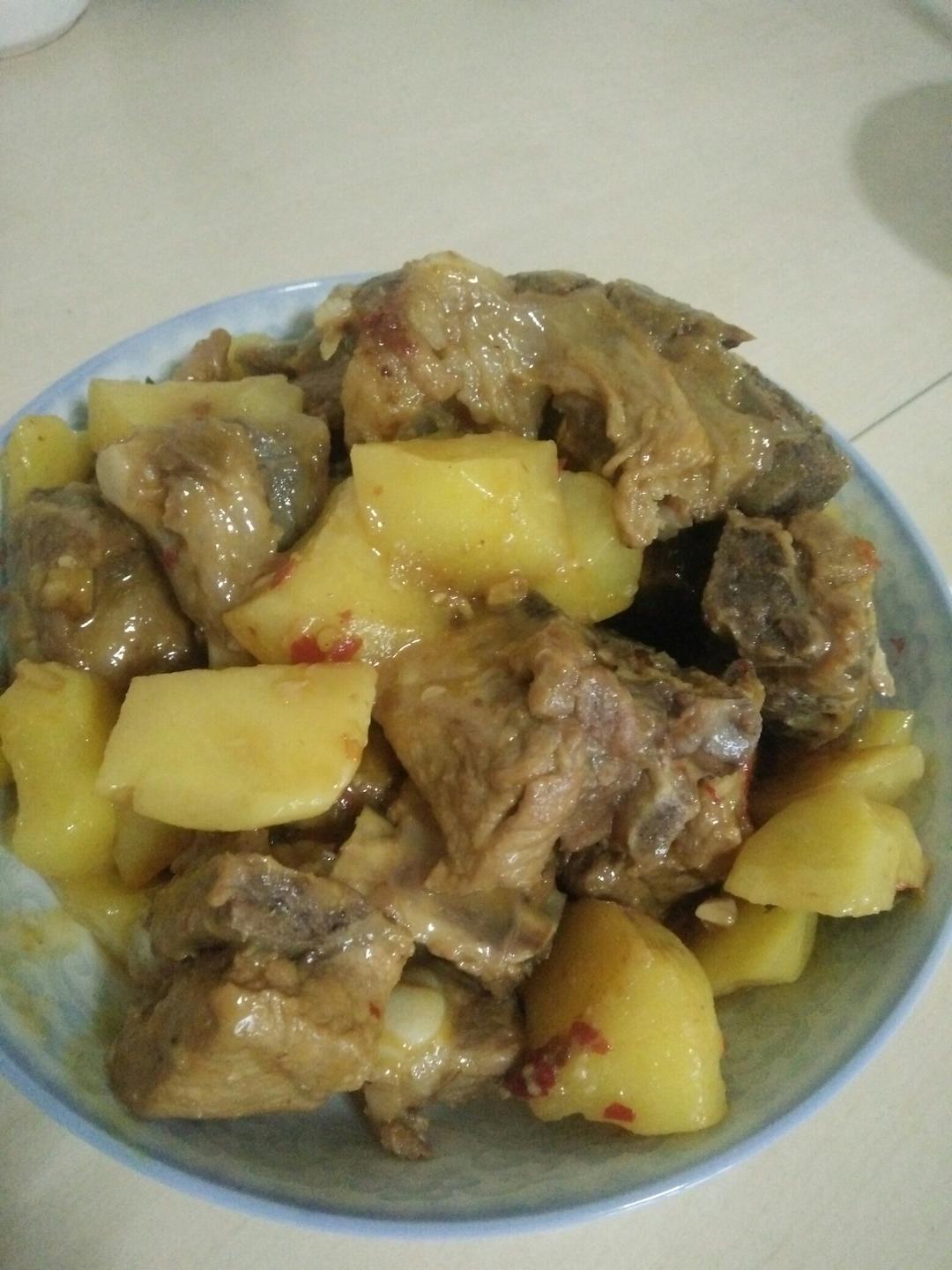 超级下饭的土豆烧排骨