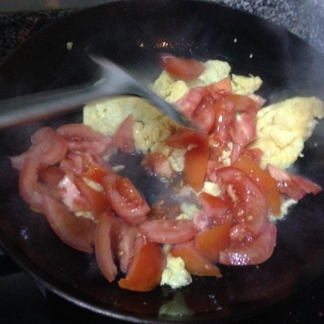 鸡蛋爱上西红柿的做法 步骤4