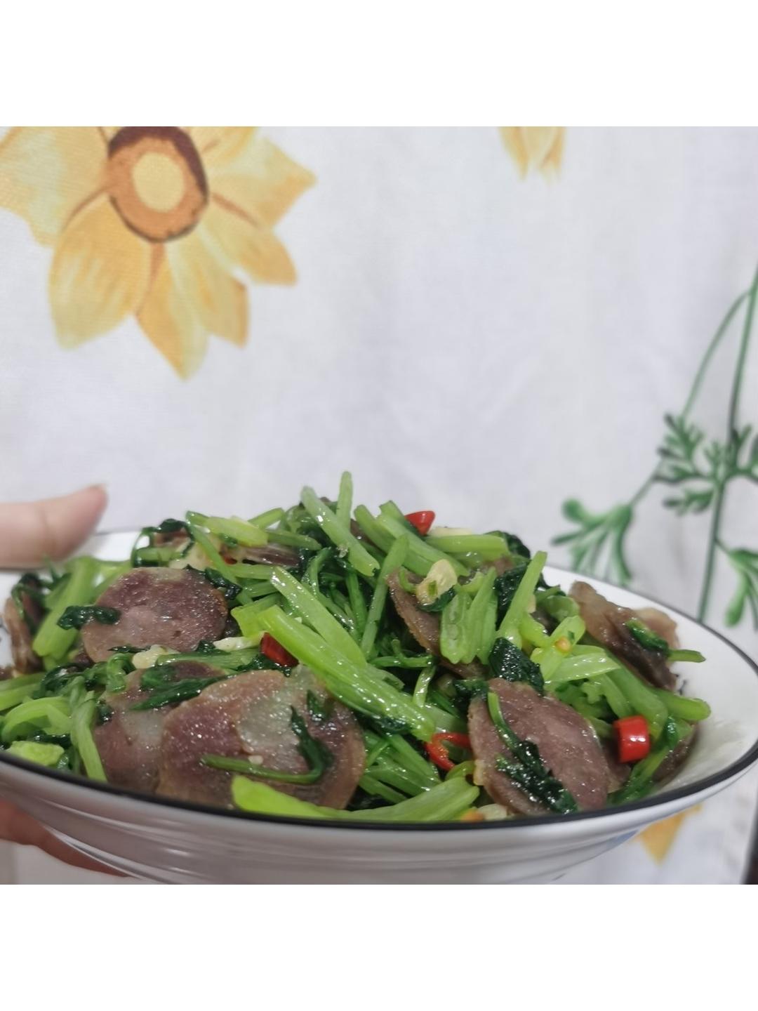 腊肠炒芹菜
