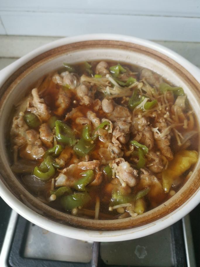 超快手‼️简单‼️的金针菇肥牛煲