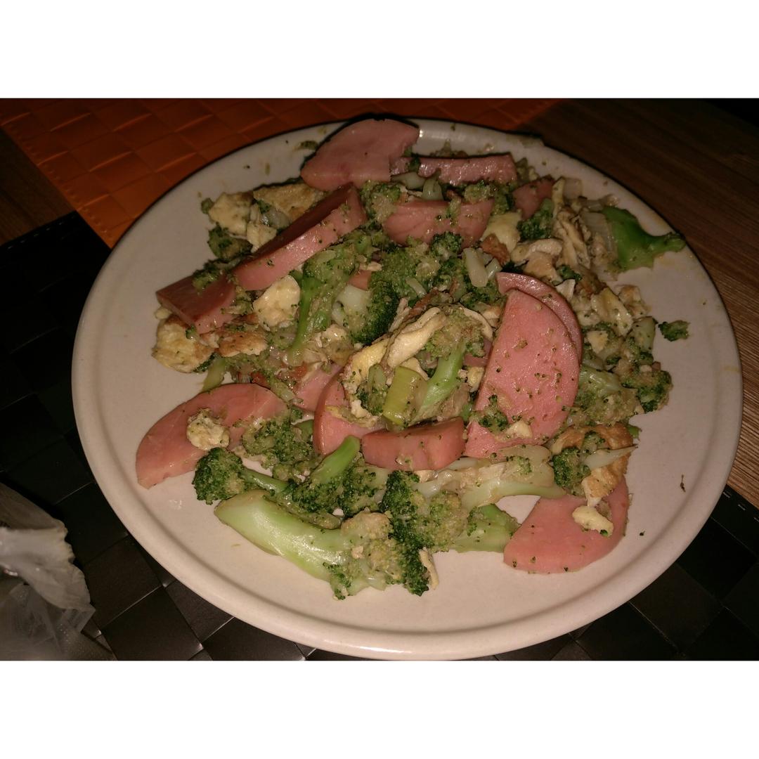 {☀快手晚餐☀}火腿肠滑蛋西兰花