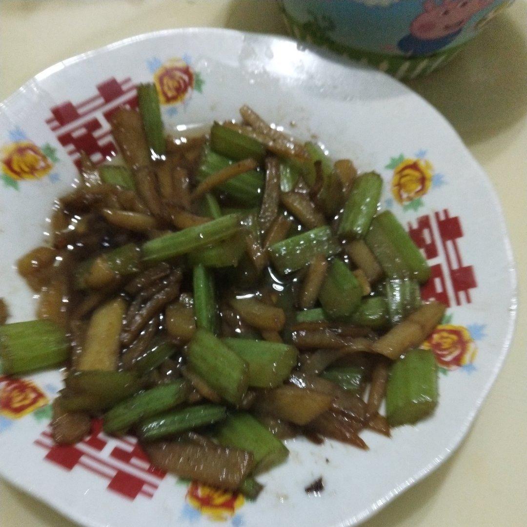 土豆炒芹菜