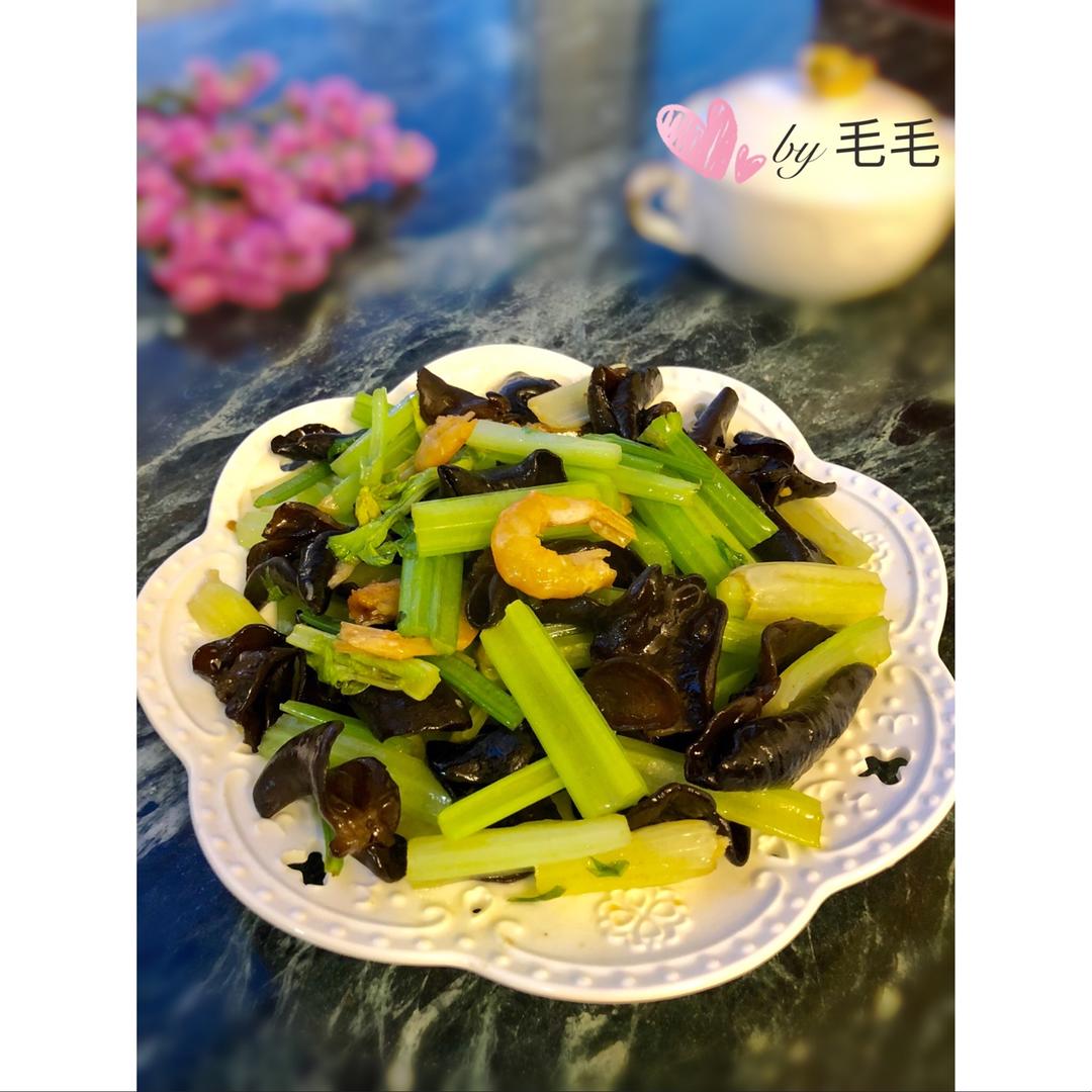 清肠排毒的芹菜炒木耳